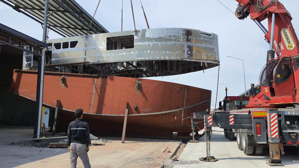 Superstructure crane installation on hull — major lift